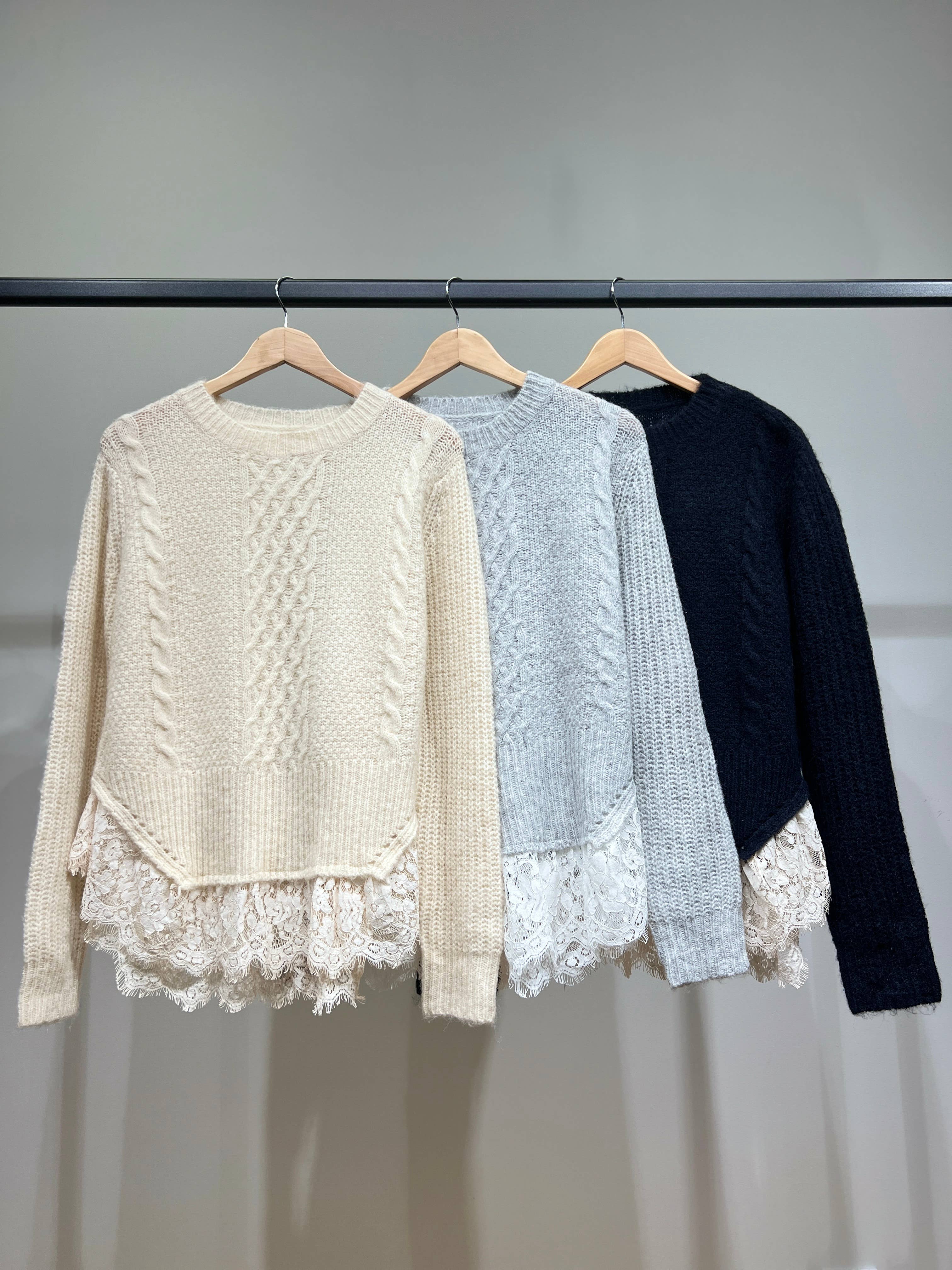 L'Emotion – wholesale Pullovertröja - Dam – Flätstickad tröja med lager-på-lager-effekt och spetsvolanger6