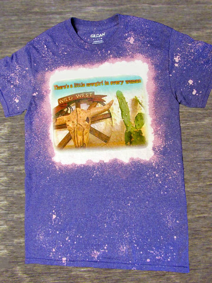 In Every Woman T-Shirt steckt ein kleines Cowgirl für den Großhandel von The Dainty Diva Jewelry