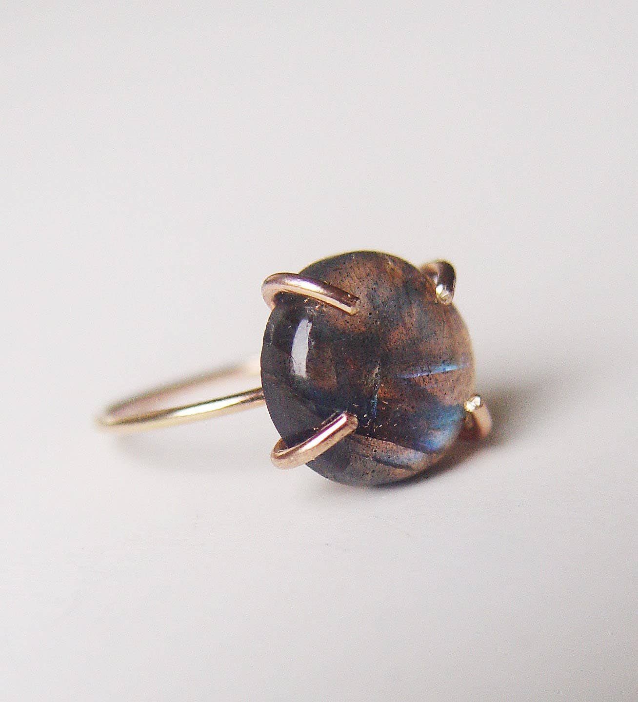 Friedasophie – Engroshandel Statementring – Glat Labradorit guldring2