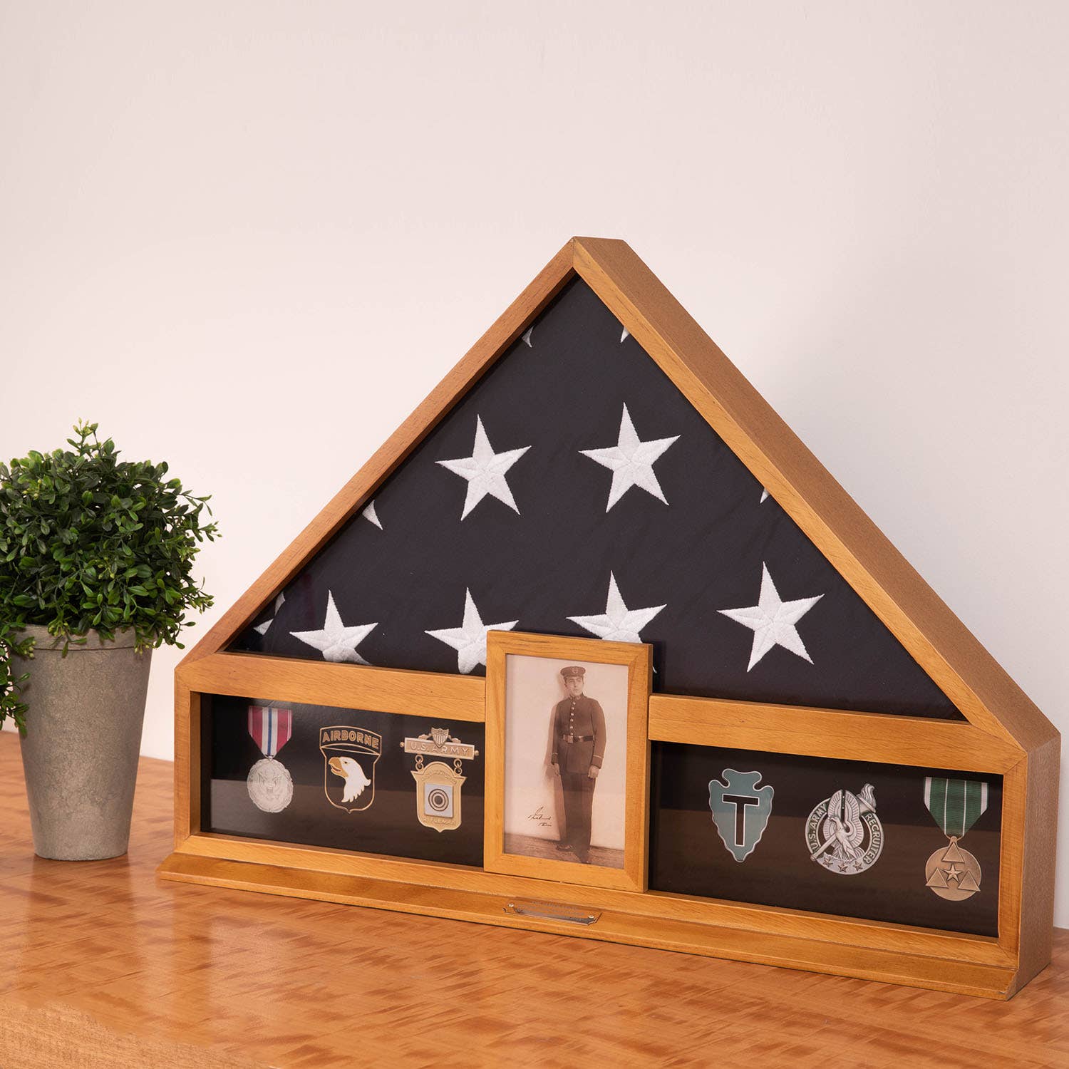 Roble Vitrina de bandera militar y medalla hecha a mano de venta al por mayor en Faire1