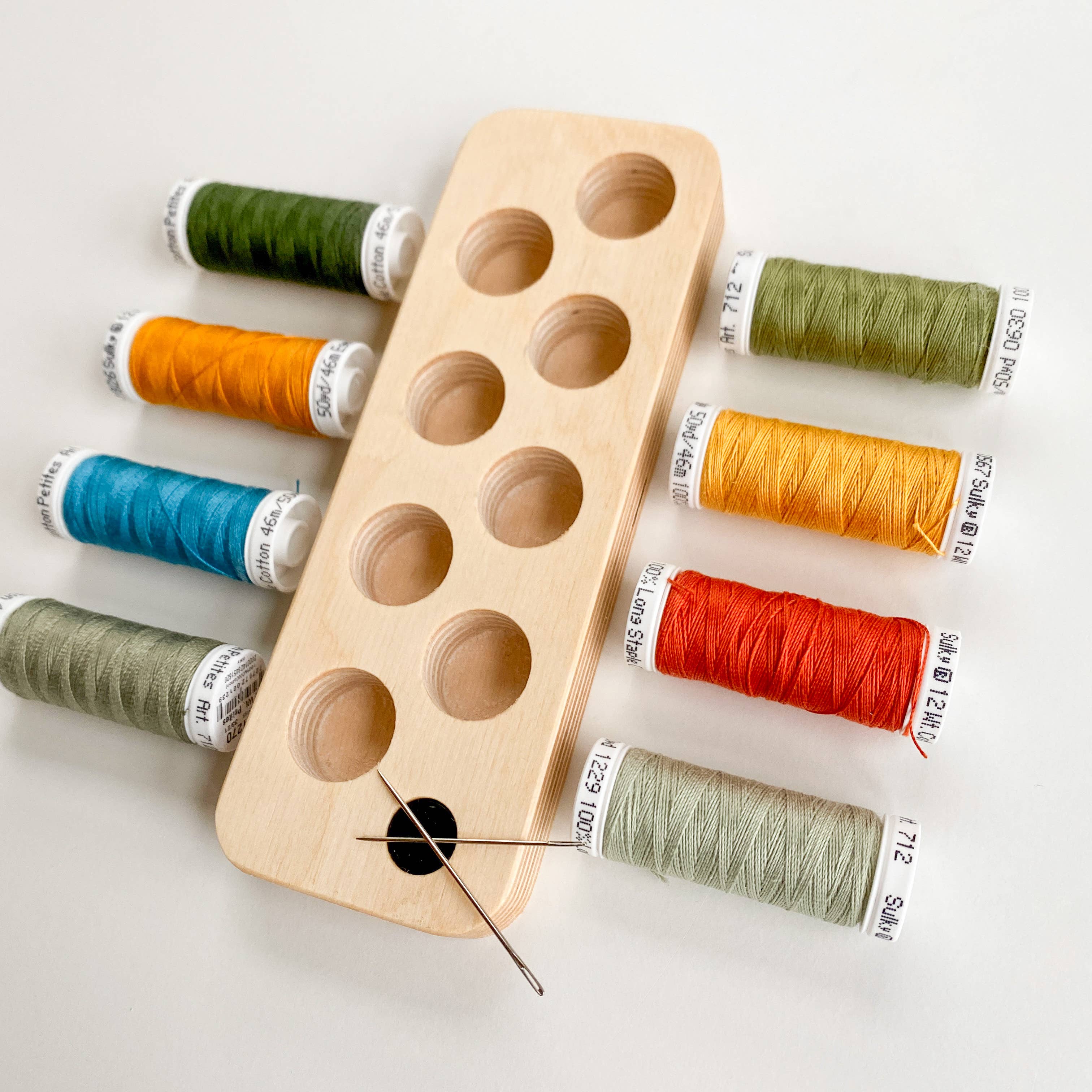 Modern Hoopla – Großhandel Kreuzstich-/Stickzubehör – Holzständer für Sulky Petites Kunststoff-Garnspulen4