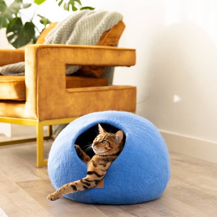 Lit troglodyte pour chat en laine feutrée de qualité supérieure - Bleu ciel pour la vente par Fuzzy cove