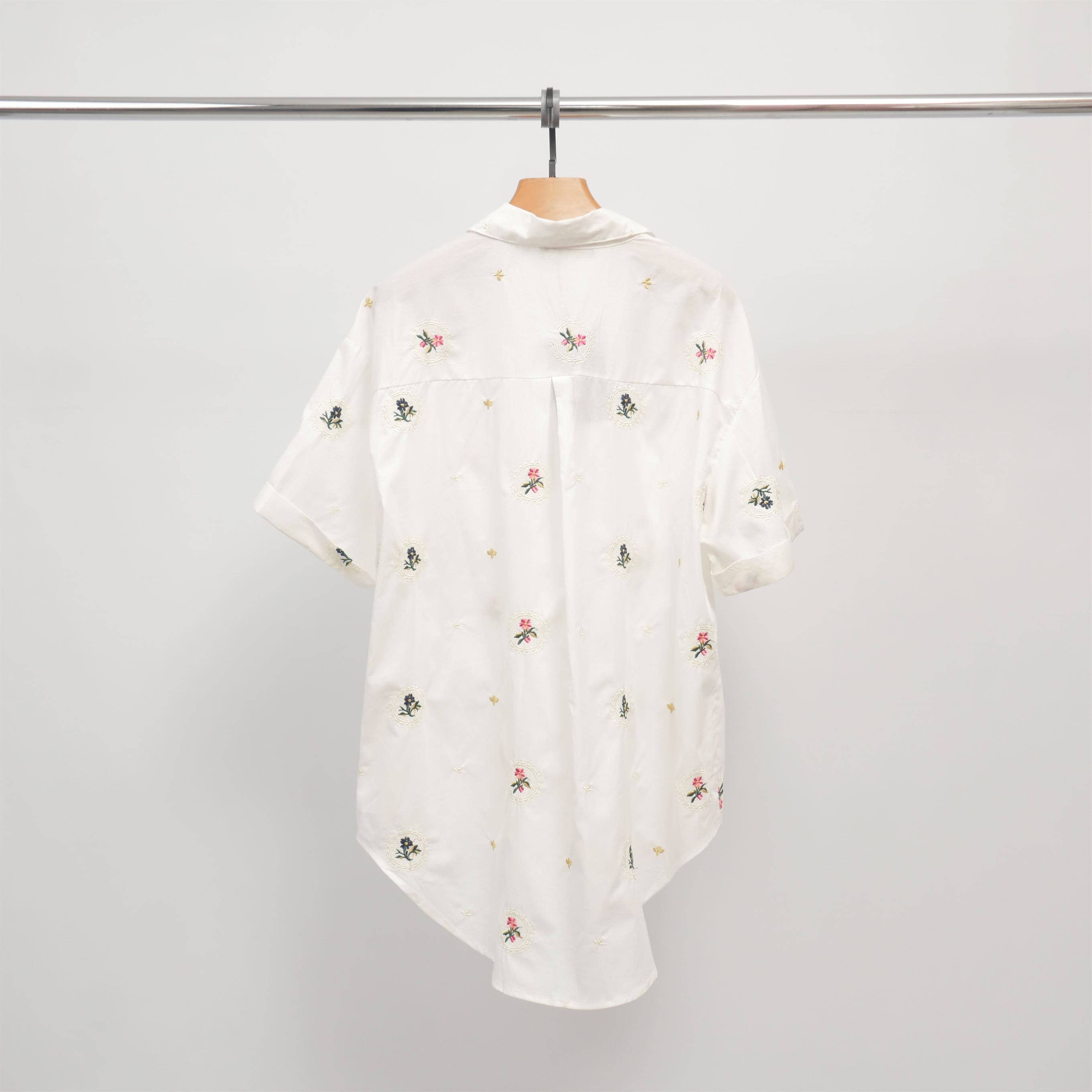 Hvid Bomuldsskjorte med blomsterbroderi FIT4762533 for engroshandel på Faire3