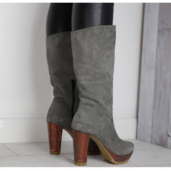 Champignon - Botte à plateforme en daim gris pour la vente par Chanii B