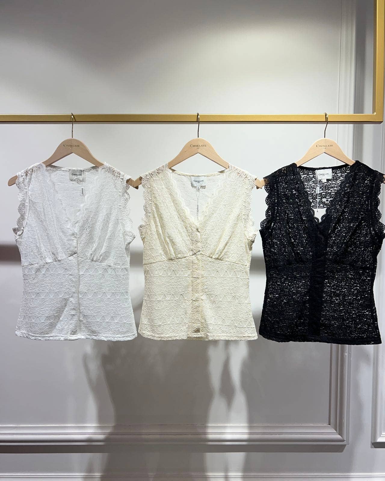 CHOKLATE PARIS - Wholesale Blouse - Women's - Semi-sheer lace stretch top - 810014