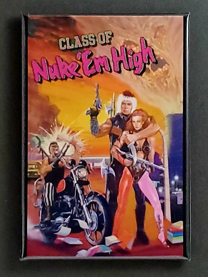 KLASSE VAN NUKE EM HIGH filmmagneet, knop, groothandel, lot, dvd, VHS, Troma voor wholesale door Ba Ba Buttons