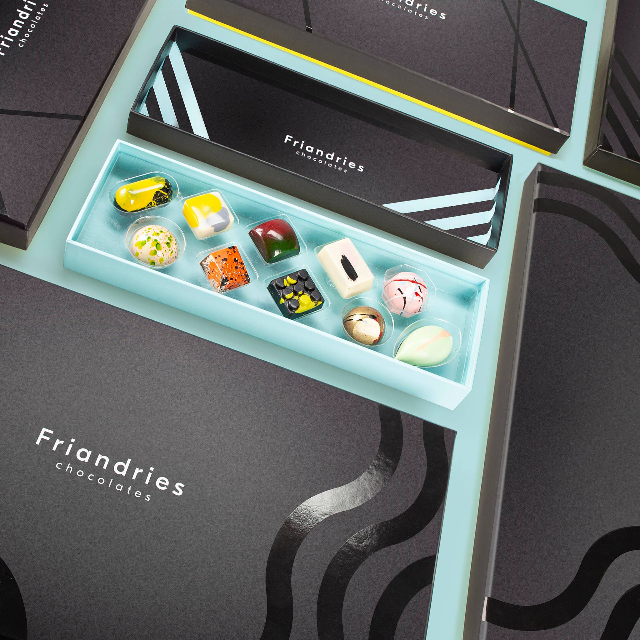 Friandries Chocolates – wholesale Chokladkartong – Signatures Chokladkollektion: Kombination Ett (10 st)1