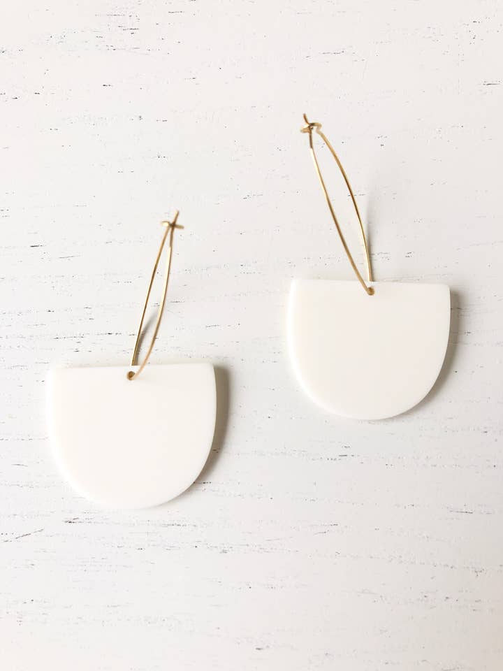 Den moderne mat creme skildpadde øreringe for engroshandel hos Stoll & Heart