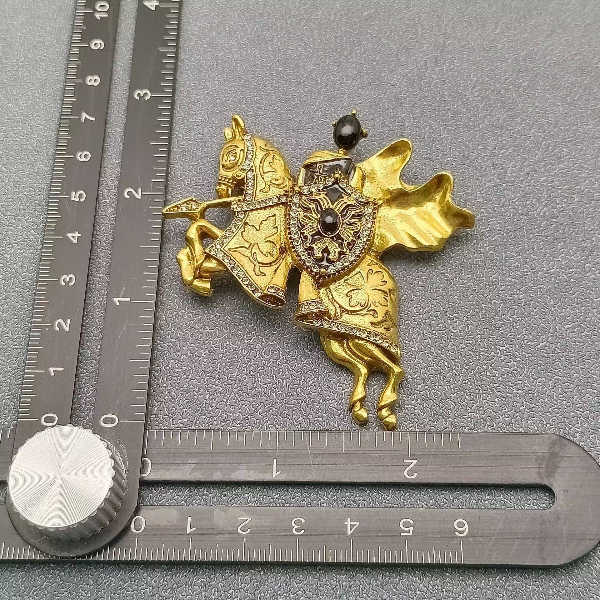 Mio Queena - Wholesale Brooch - Golden Knight Brooch2