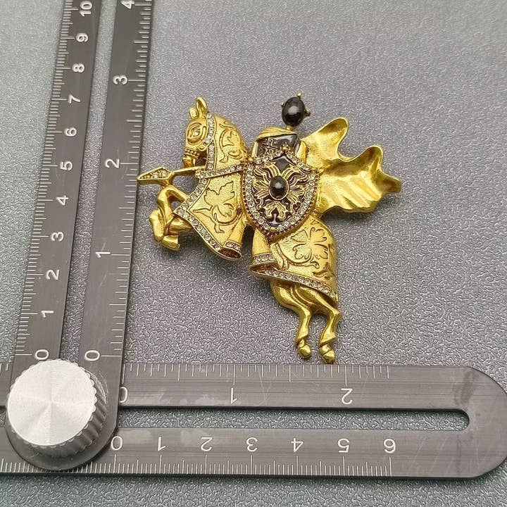 Mio Queena - Wholesale Brooch - Golden Knight Brooch2