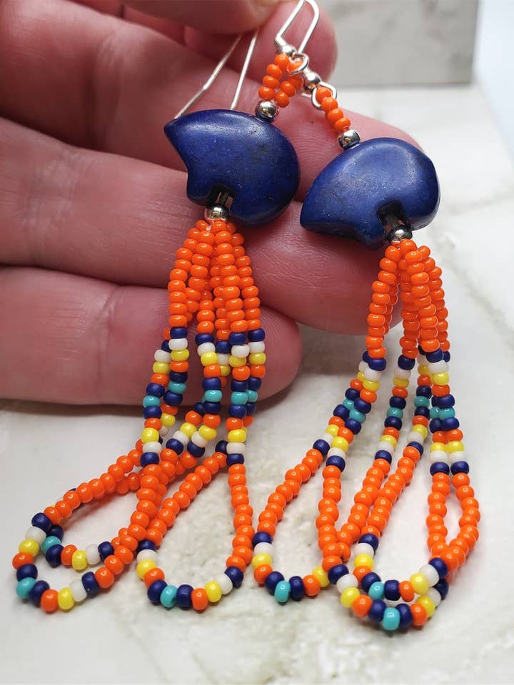 Blå Zuni Bjørn Magnesite perle øreringe med frø perle dingle for engroshandel hos Simply Raevyn