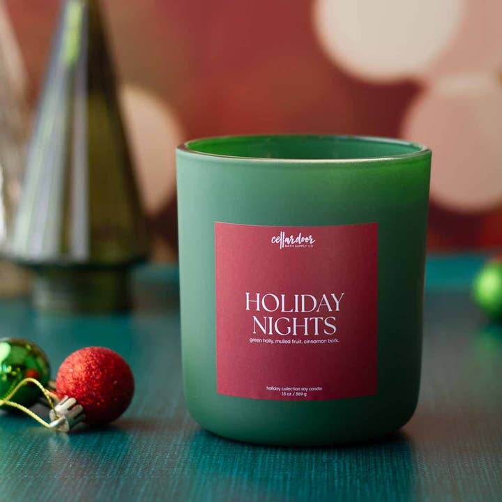 Holiday Nights - Candela di soia Double Wick da 13 oz per la vendita all'ingrosso da parte di Cellar Door Bath Supply Co.