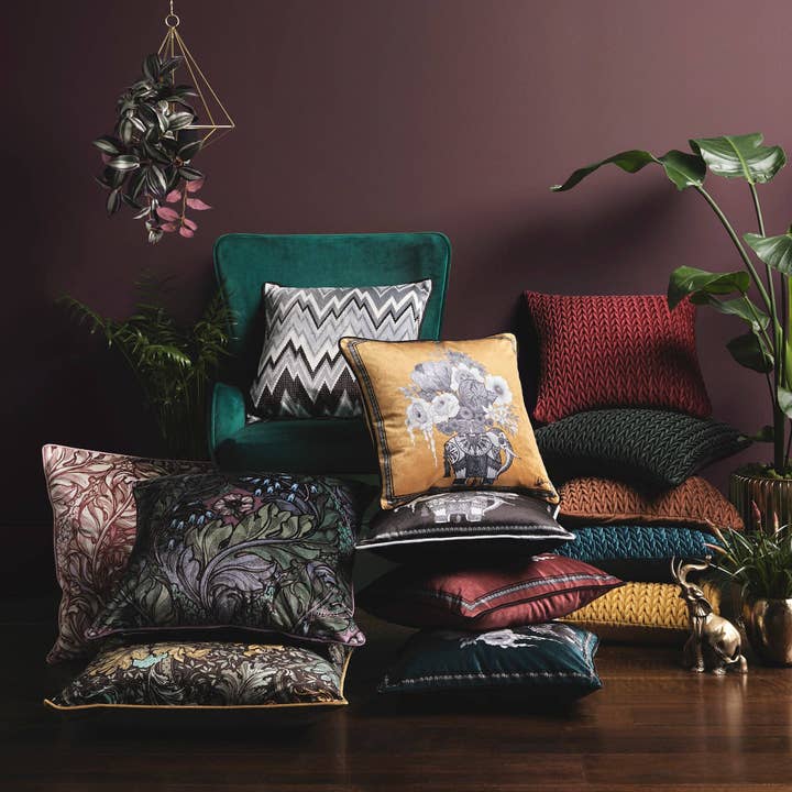 UW Home – wholesale Throw/decorative pillow – Rambleicious Cushion Laurence Llewelyn-Bowen Multi 55x55cm