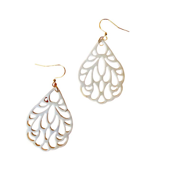 Boucles d'oreilles pendantes en corne naturelle sculptée sur fil pour la vente par VIVO