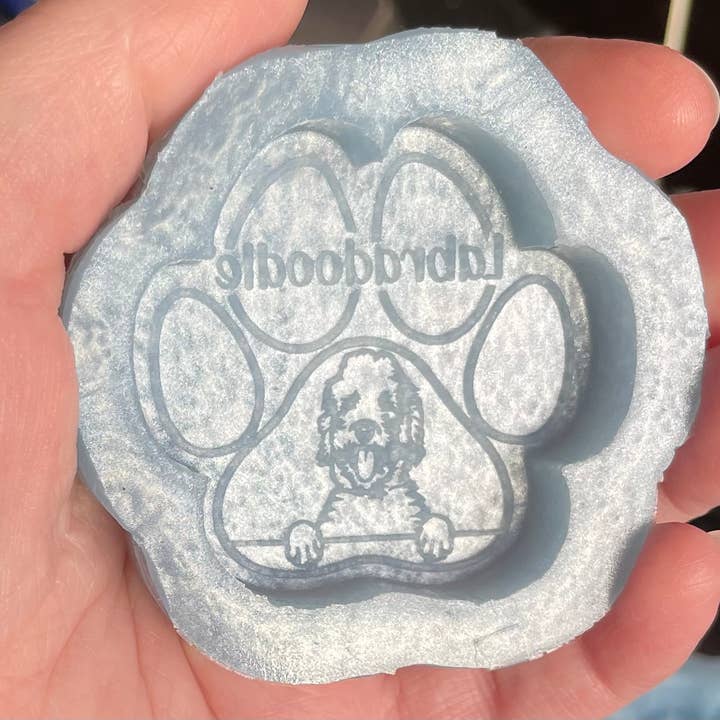 Stampo in silicone fatto a mano con stampa di zampe labradoodle per la vendita all'ingrosso da parte di Devine Silicone Moulds