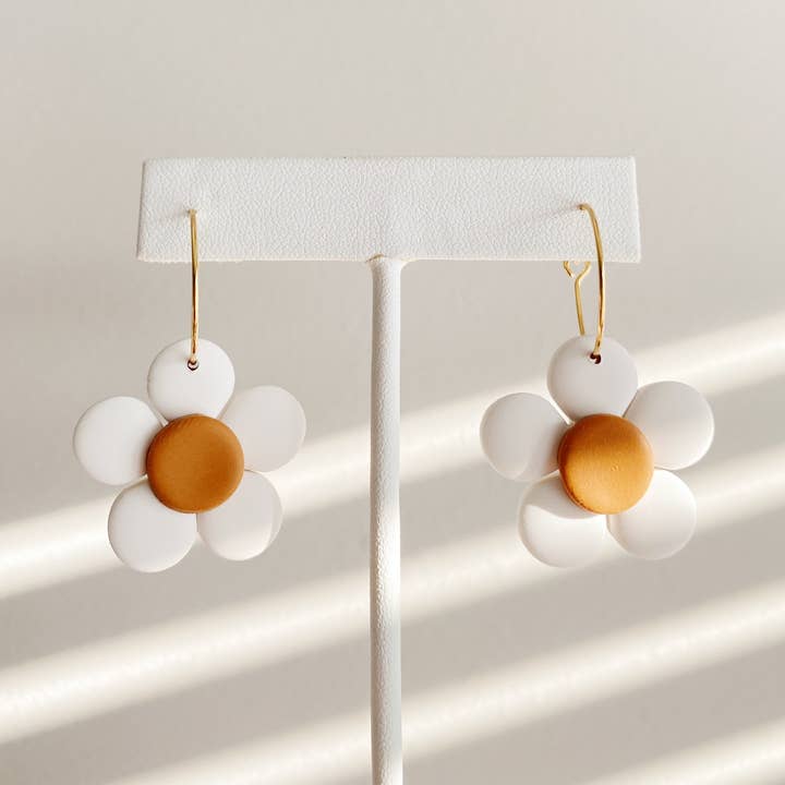 SageClayCo – wholesale Hängande örhängen – Daisy hoops örhängen i polymerlera för vår och sommar0