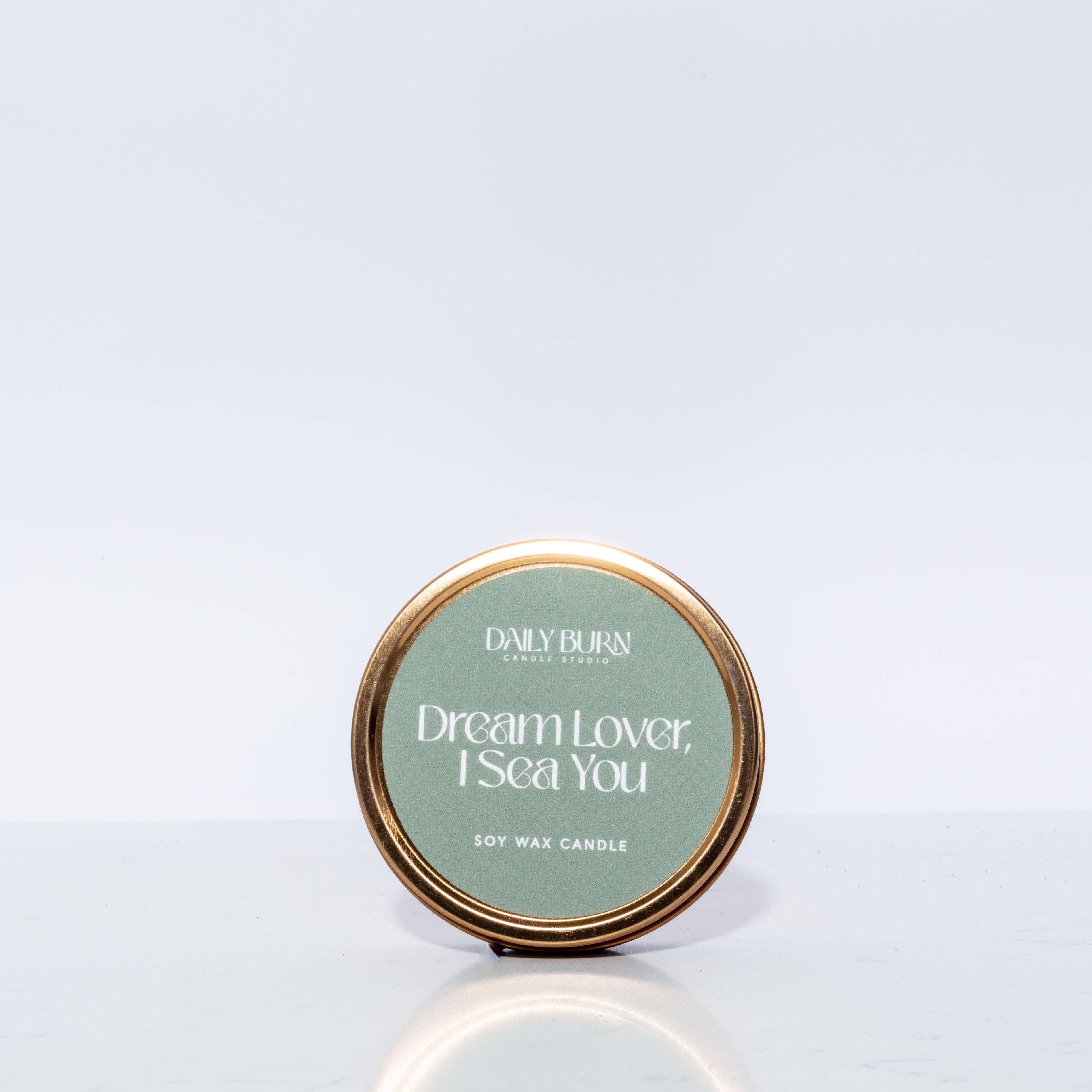 Daily Burn Candle Studio - Vendita all'ingrosso Candele da viaggio - Candela in latta Dream Lover, I Sea You