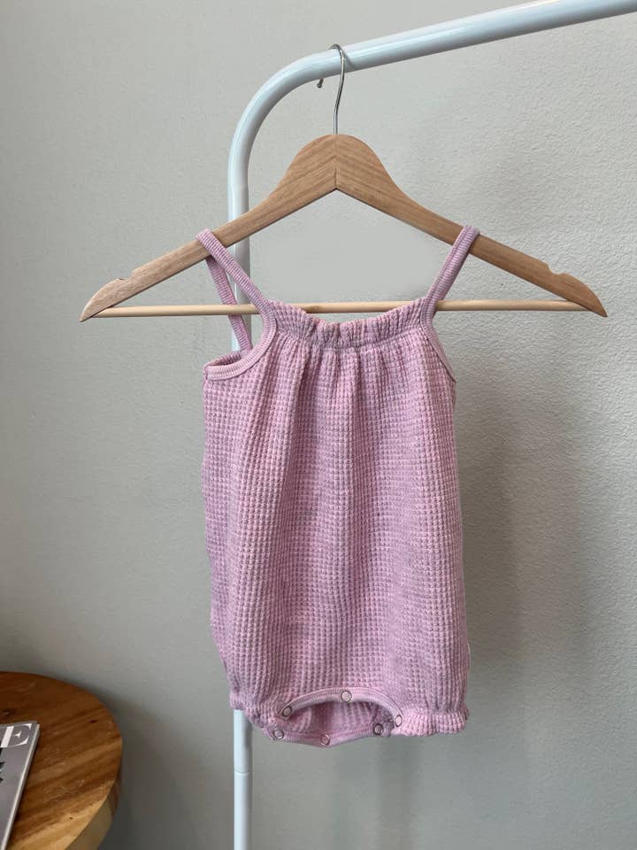 BABY SOMMAR ROMPER (HALLONKRÄM) för wholesale av Lauryn Co
