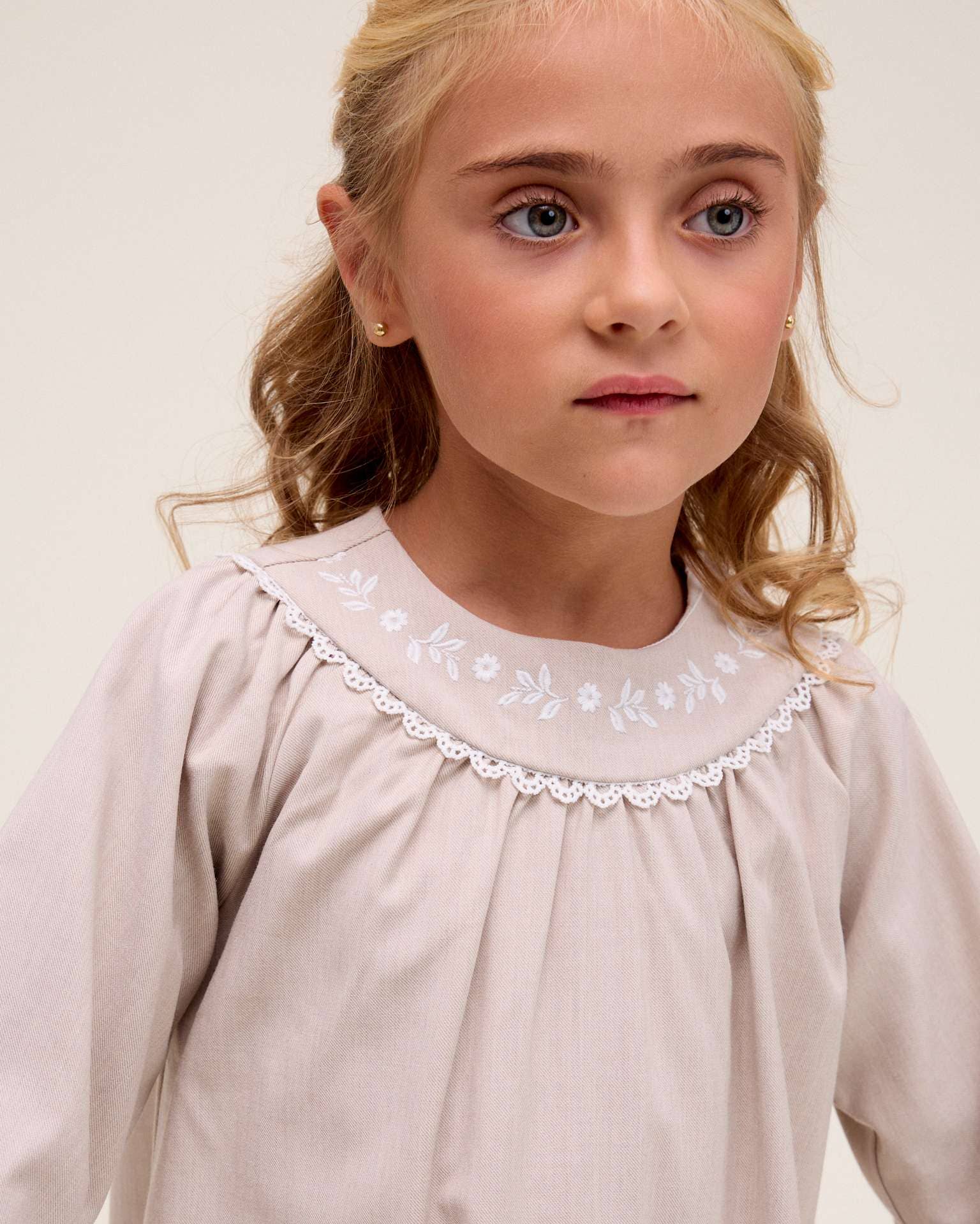 Naturel Robe de cérémonie beige pour fille avec broderie de fleurs en vente sur Faire2