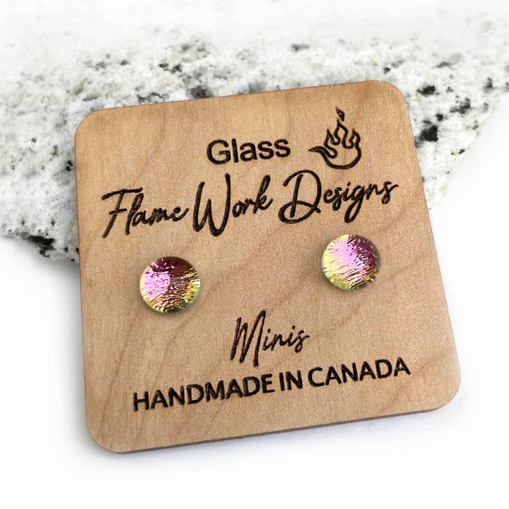 Flame Work Designs - Glass Jewelry - Venta al por mayor Pendientes de botón/aretes de poste - Minipendientes de vidrio dicroico, tarta de queso con fresas, 6 mm