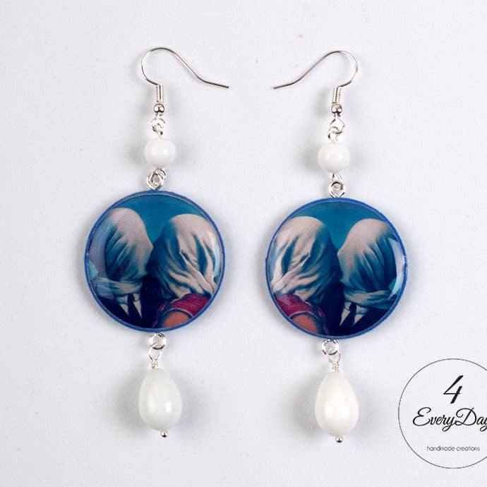 Brincos de madeira e resina - Lovers por René Magritte por atacado de 4everyday Handmade