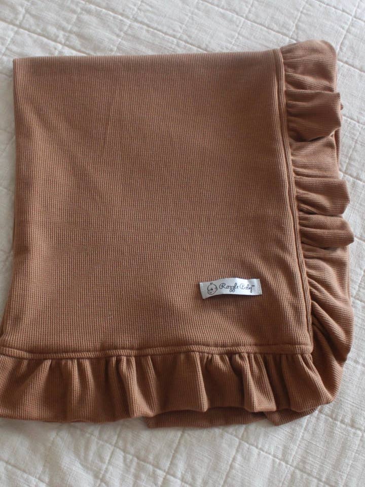 Tricot gaufré camel pour la vente par Razzle Baby