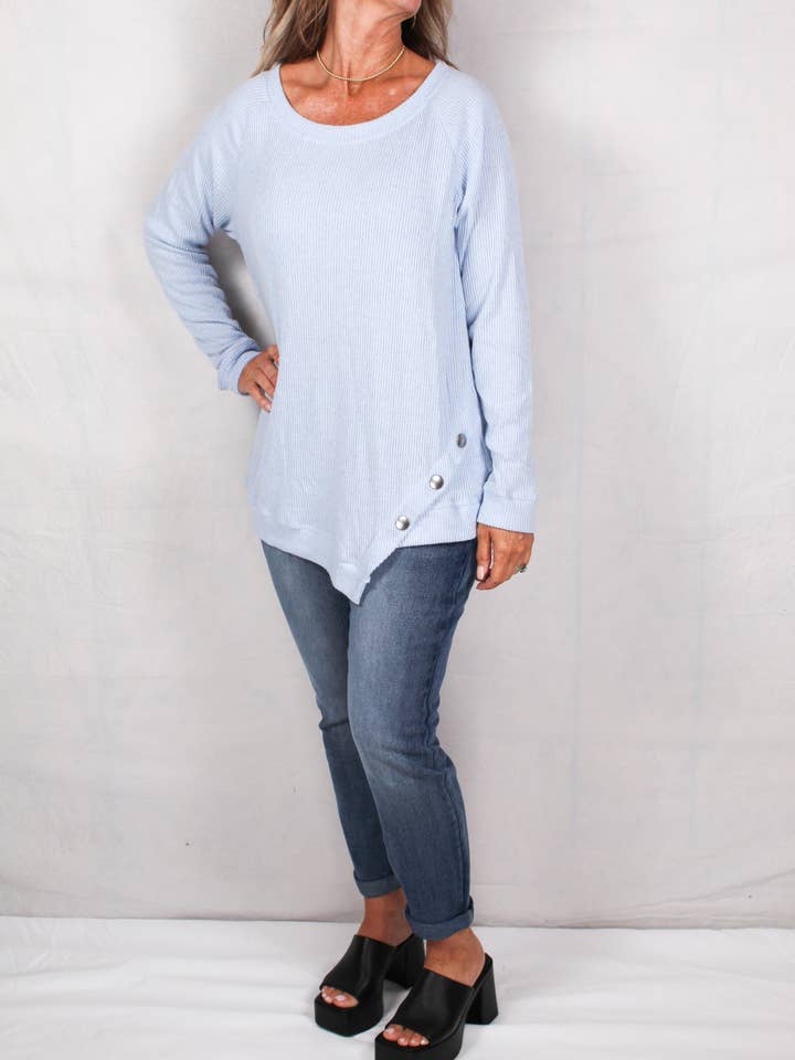 FM35670D-B - Blå - spetsig knapptopp A1066 för wholesale av K & C Clothing, Inc.