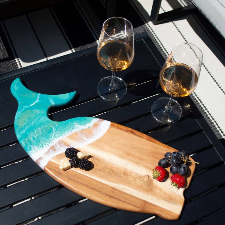 Lynn & Liana Designs - Venta al por mayor Tablas de quesos - Tabla de charcutería de ballena de resina con olas del océano - ¡SIN ARANCELES!7