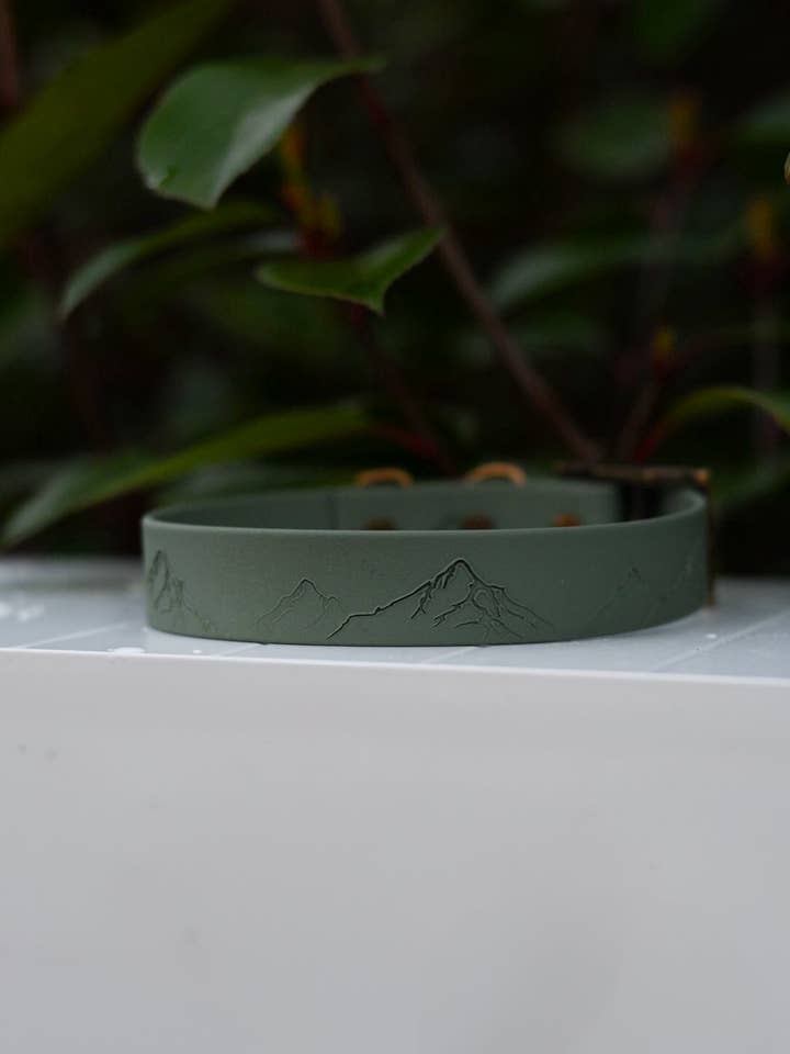 Auf dem Boden - Geprägtes Entdeckerhalsband für den Großhandel von Woof and Snout