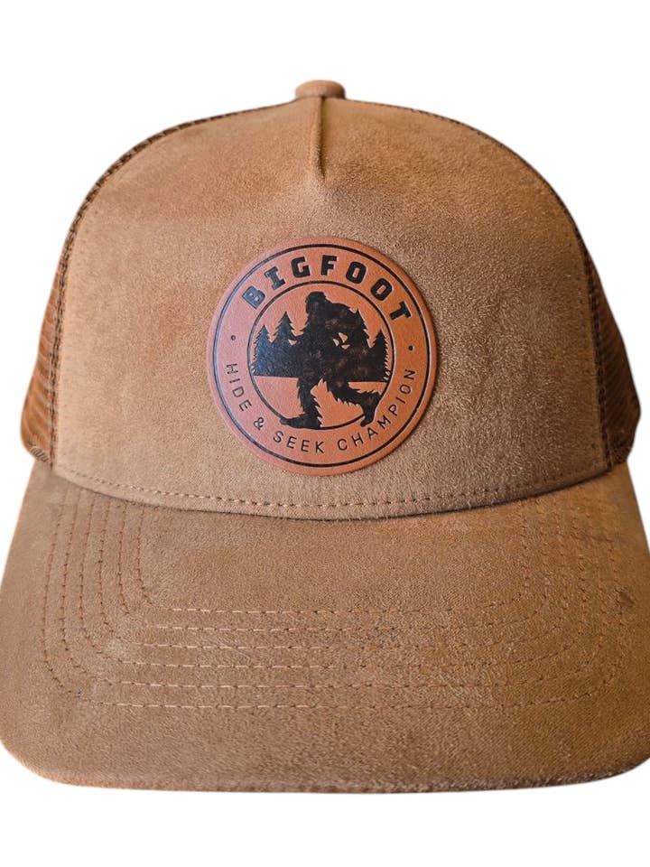 Casquette Trucker 5 Panneaux avec Écusson en Cuir Sasquatch – Casquette Unique pour la vente par PNW Apparel