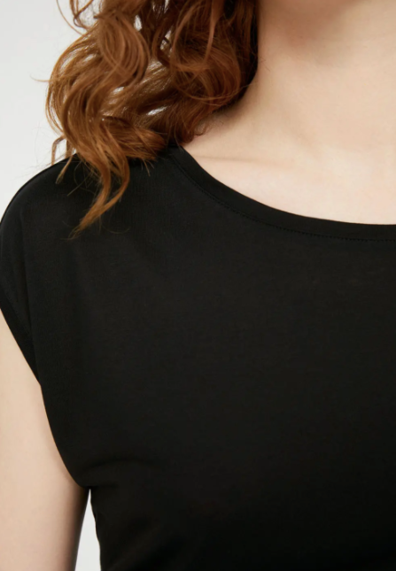 Veneka - Wholesale T-Shirt - Women's - Jilaa T-Shirt in Black1