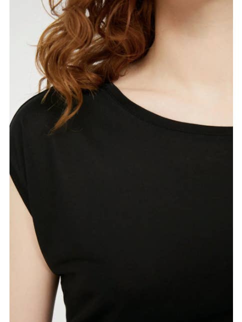 Veneka - Wholesale T-Shirt - Women's - Jilaa T-Shirt in Black1