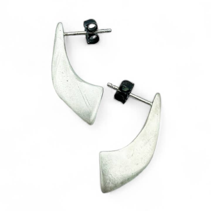 Peregrine oorbel van sterling zilver met halve hoepel voor wholesale door Three Flames Silverworks