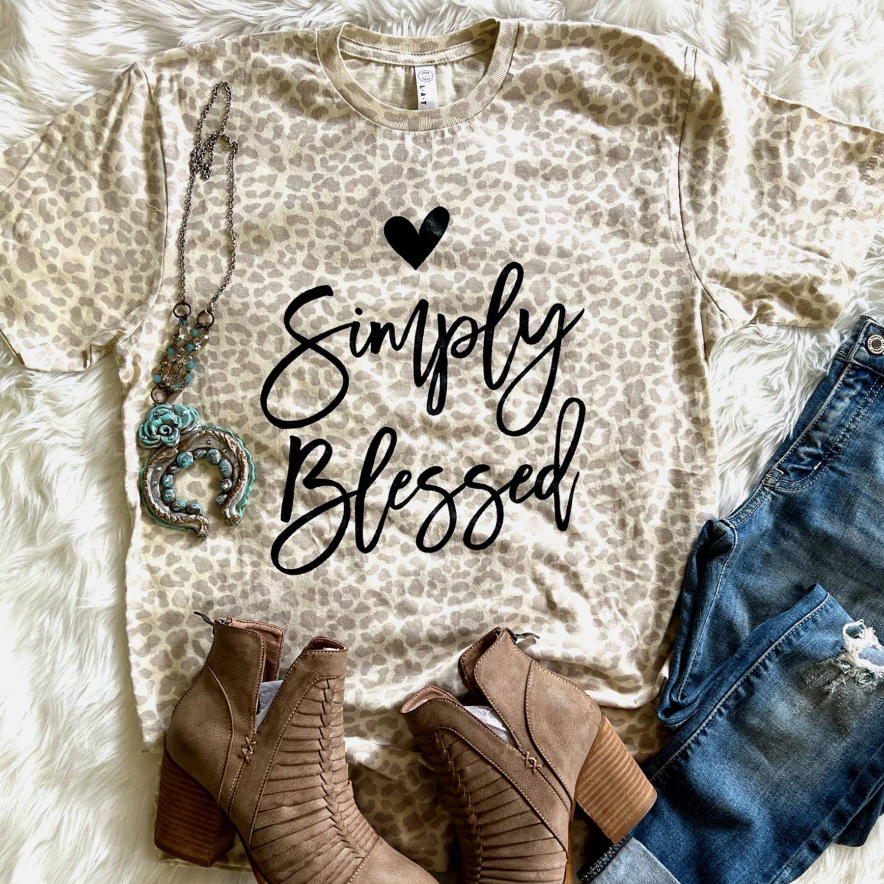 Plain Apparel Tees – Engroshandel T-shirt med print - Dame – Simply Blessed Cream Leopard T-shirt med skærmtryk til kvinder3