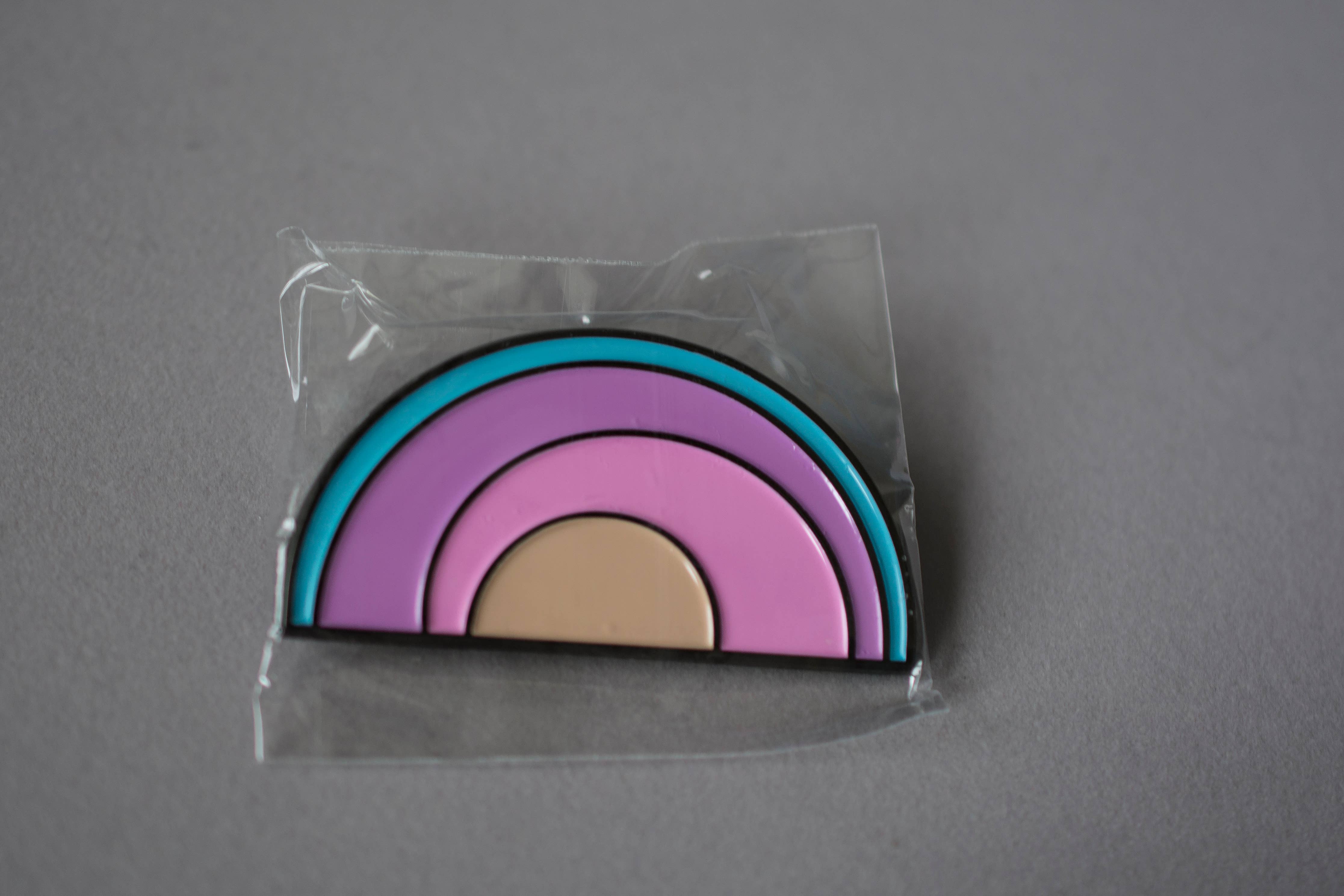 Hollowdolls – wholesale Lapel pin/button – Rainbow Badge Pin1
