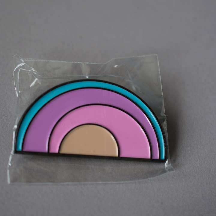 Hollowdolls – wholesale Lapel pin/button – Rainbow Badge Pin1