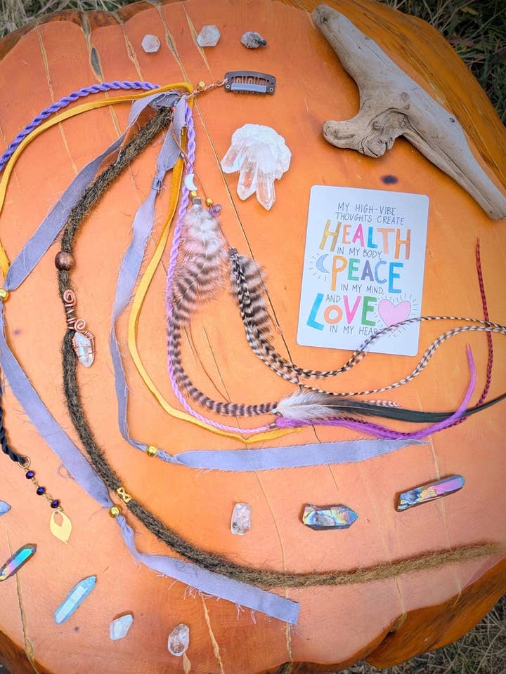 Øreringe med hellig lotusfjer og regnbueaura kvarts for engroshandel hos Sea Gypsy Designs