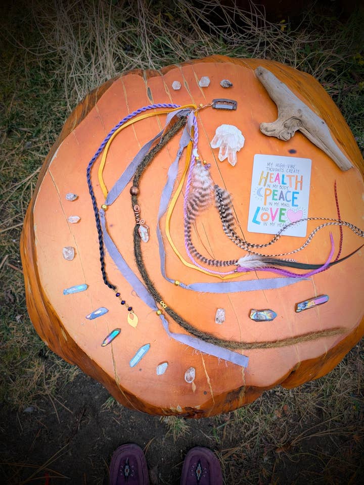 Örhängen med helig lotusfjäder och regnbågsaurakvarts för wholesale av Sea Gypsy Designs