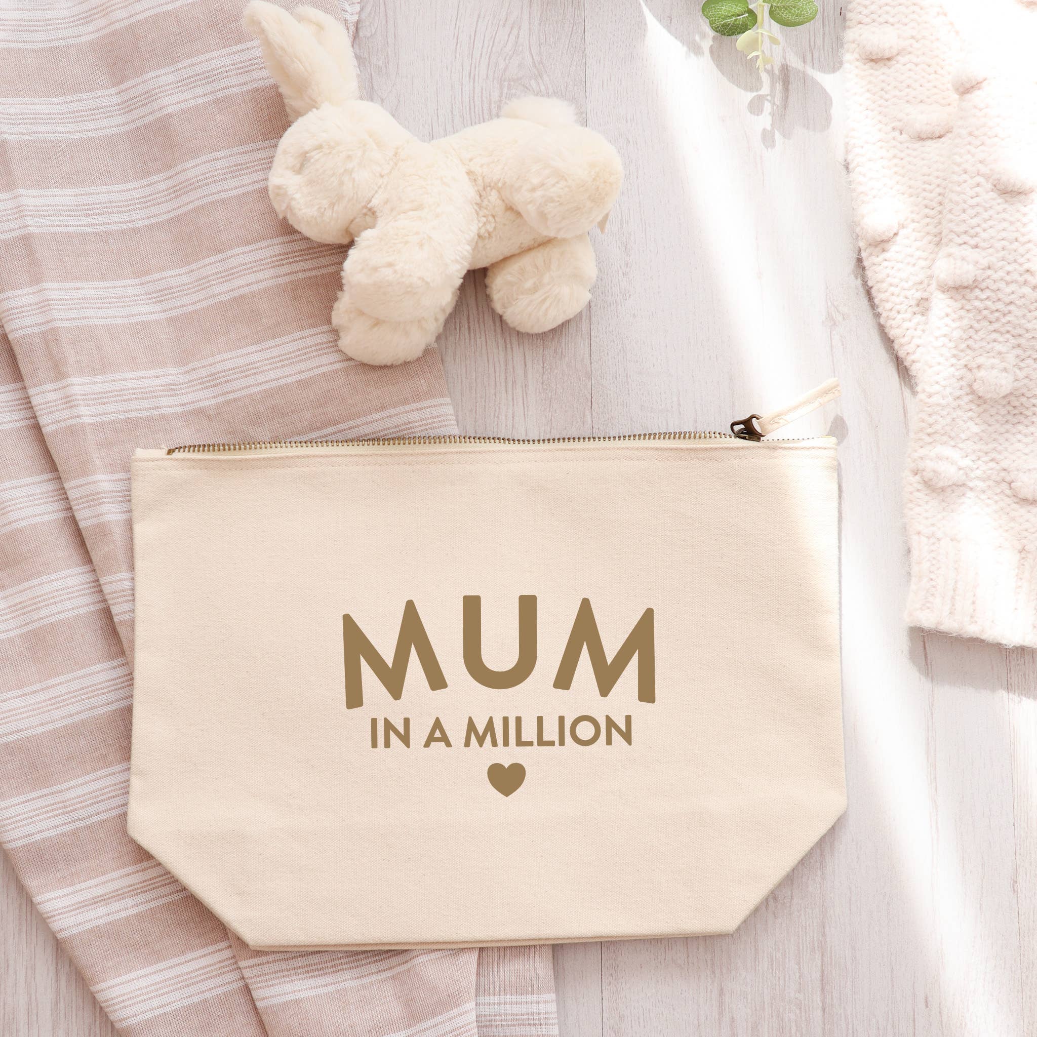 Word Up Creative - Wholesale Makeup/Cosmetic Bag - Mum or Mom in a million zipped make up bag1