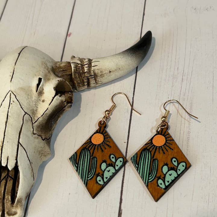 Montana Jewelry & Gifts – wholesale Hängande örhängen – Kaktustema målat på träörhängen