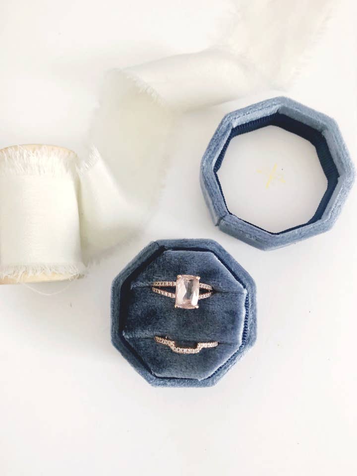 Marine French Blue Velvet Octagon Ring Box voor wholesale door Belle Box Boutique