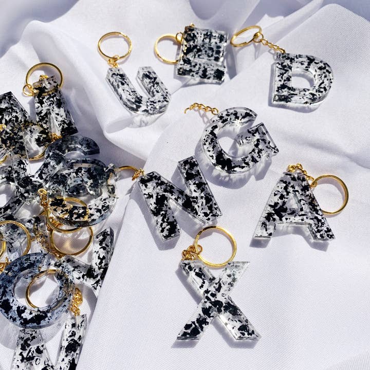 Llavero con letras de resina negra para venta al por mayor de Nony Design Company