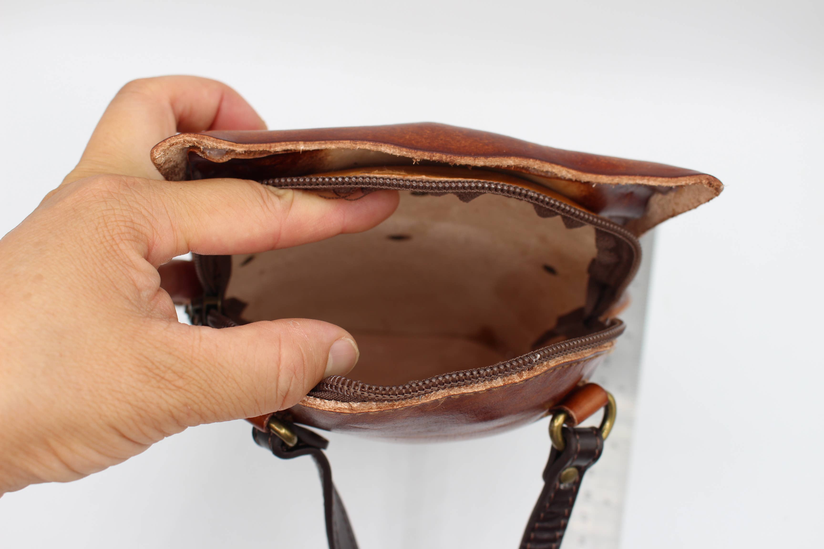 Sunflower Handmade leather inc - Vente Sac à bandoulière – femme - XLE021 sac à bandoulière en cuir fait main en forme de hibou, marron3