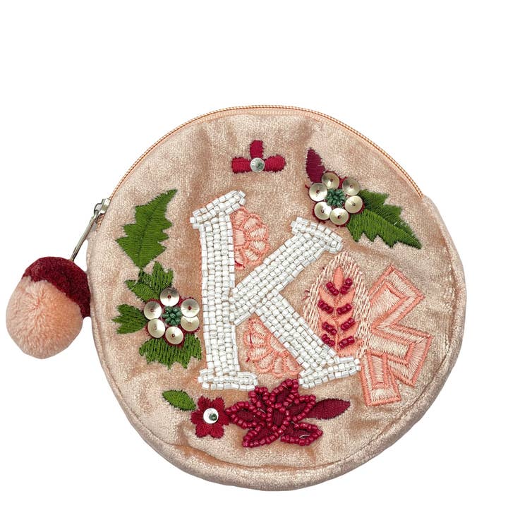 PERLENBEUTEL AUS SAMT IN HELLROSA „K“ für den Großhandel von Pizzazz, Inc.