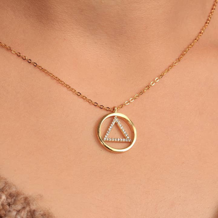 Pendentif Triangle Plaqué Or avec Zircone Cubique pour la vente par QueenJewelryM