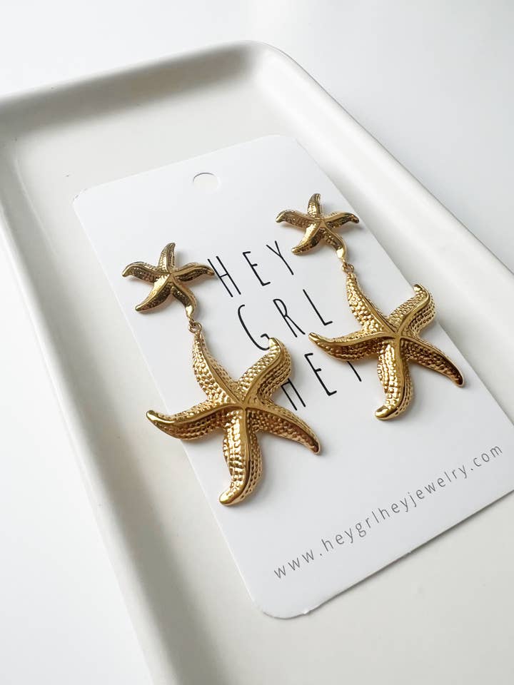 Les boucles d'oreilles "Étoile (de mer) du spectacle" pour la vente par Hey Grl Hey Jewelry
