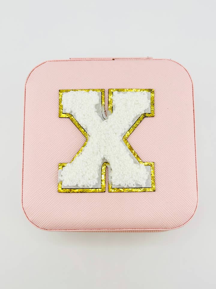 Étui à bijoux de voyage en forme de lettre X en rose pour la vente par Bella Blu Designs