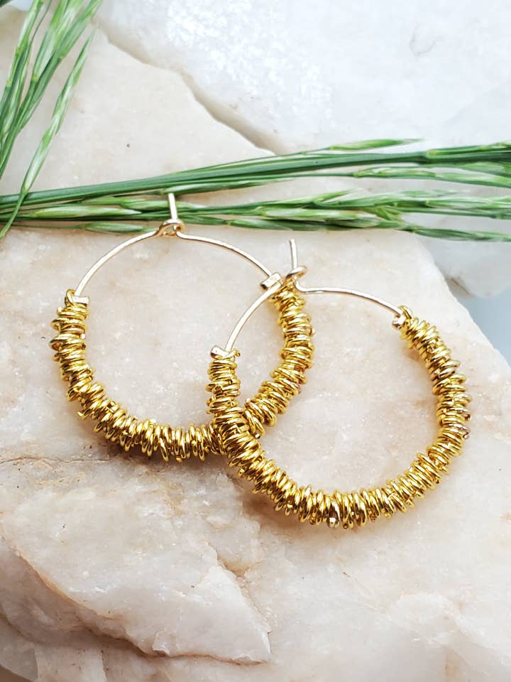 Brincos, Aros Dourados c/ Anéis Pequenos, Sasha por atacado de Jezabel Adornment