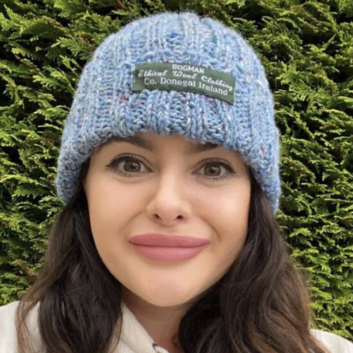 Hellblauer Bogman Beanie aus Donegal Tweed für den Großhandel von Bogman Beanie Ltd