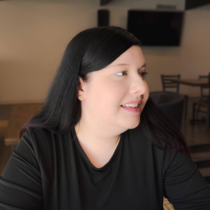 Boucles d'oreilles clous en or rosé pour la vente par Alegria Accessories Inc.